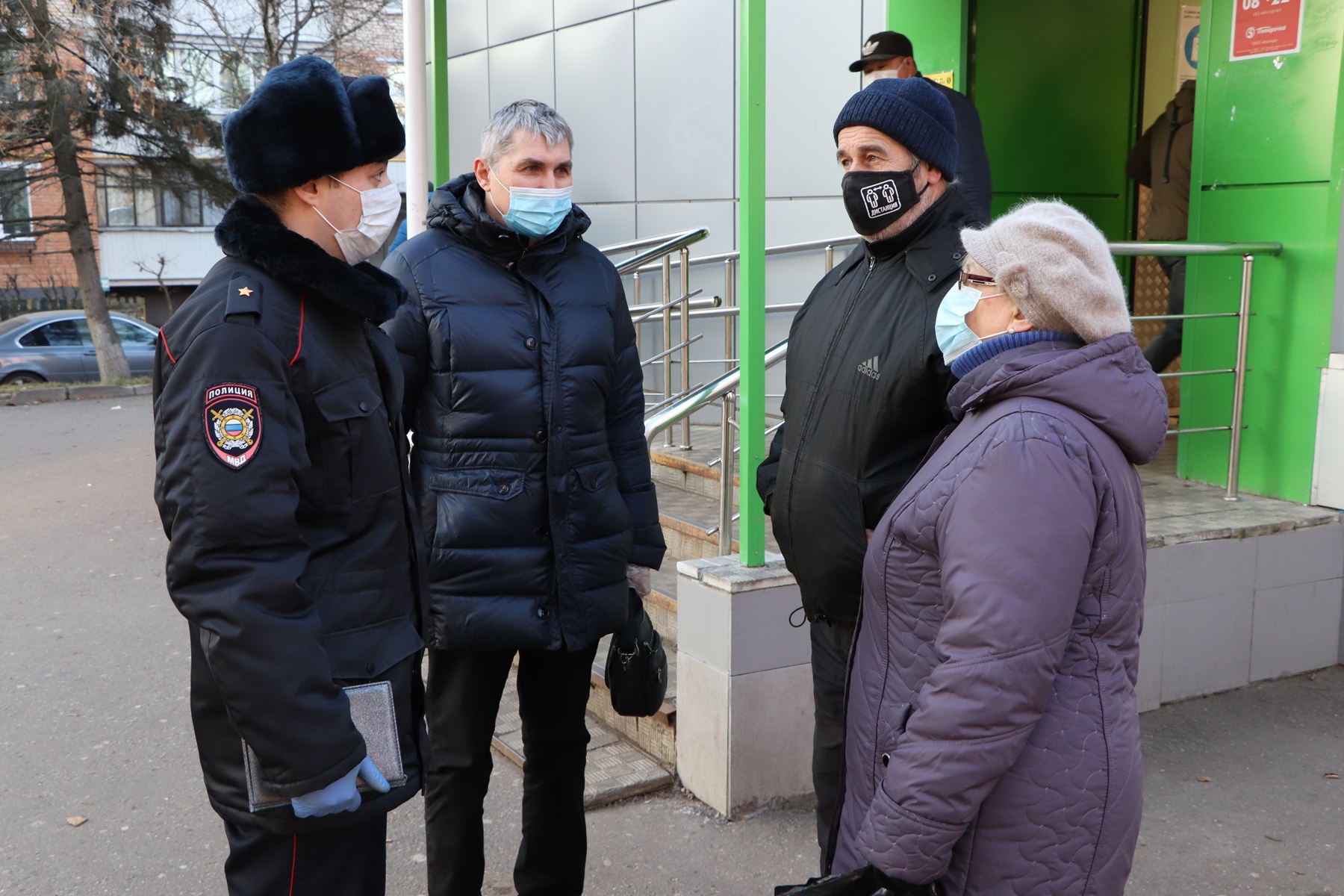 Сотрудники полиции Новой Москвы совместно с представителем ОС при УВД провели профилактические беседы с гражданами