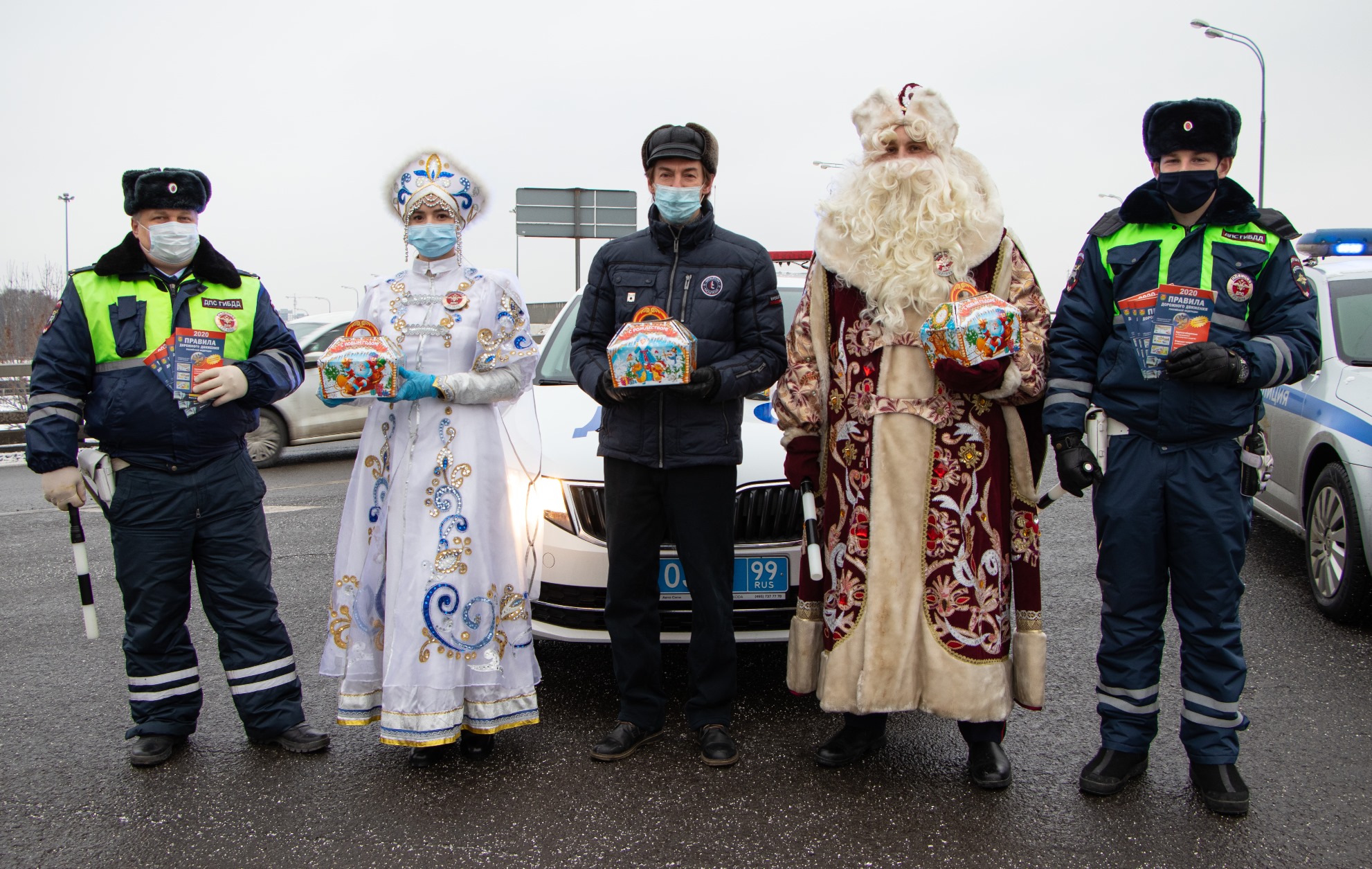 Полицейский Дед Мороз и Снегурочка поздравили автомобилистов с наступающим праздником
