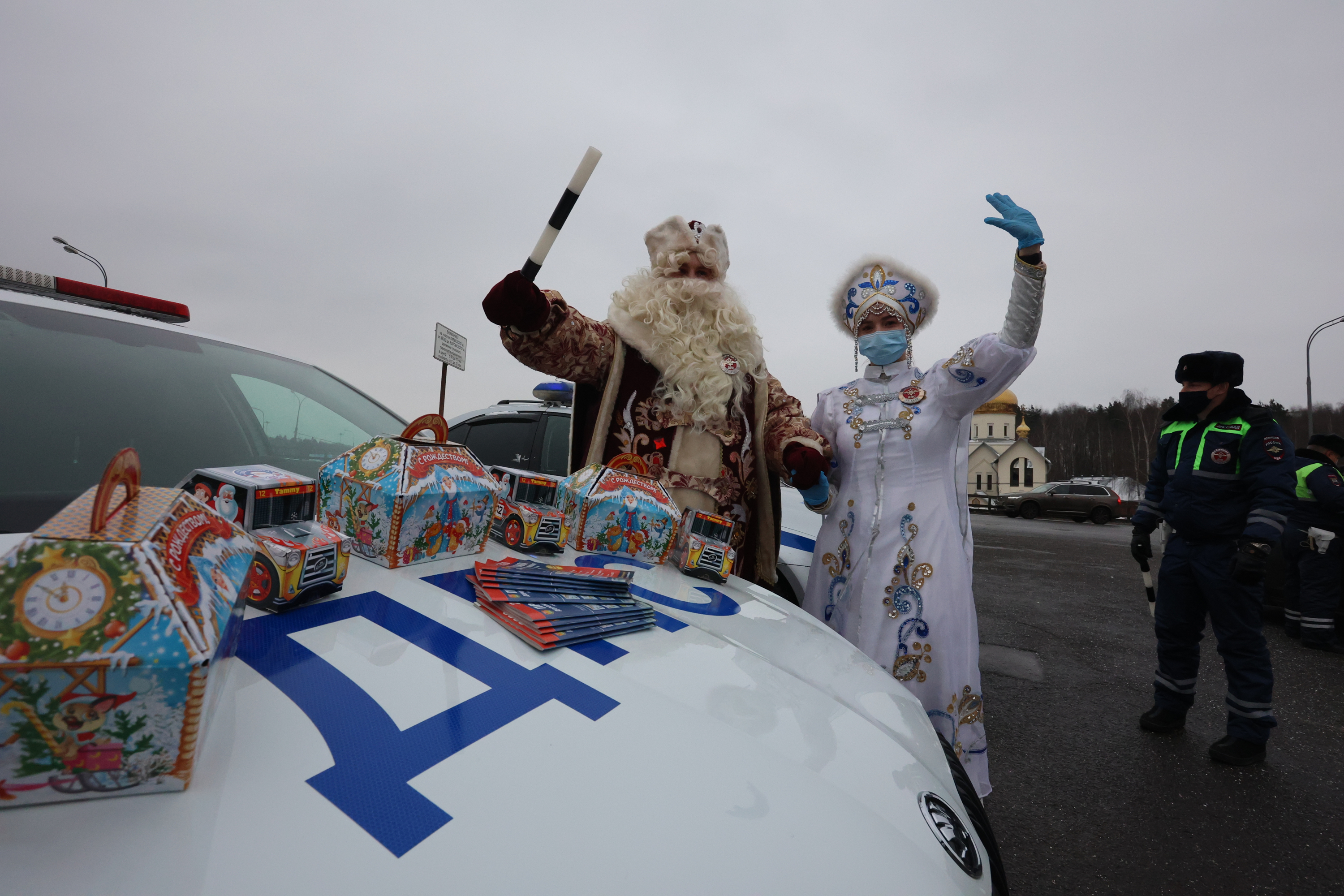 Дед Мороз из полиции поздравил водителей столицы в Московском