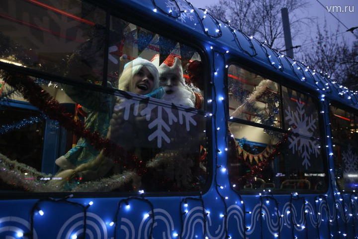 Московский транспорт украсили в преддверии зимних праздников