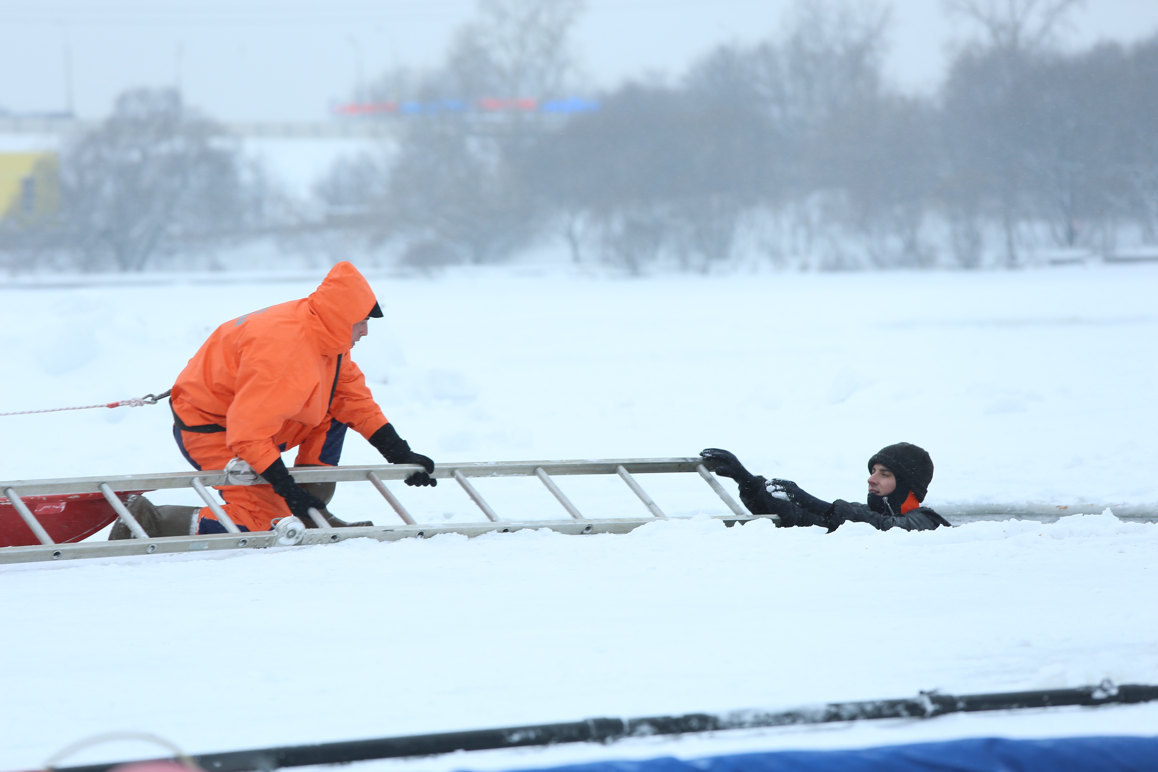 Инспекторы измерили толщину льда в Десеновском