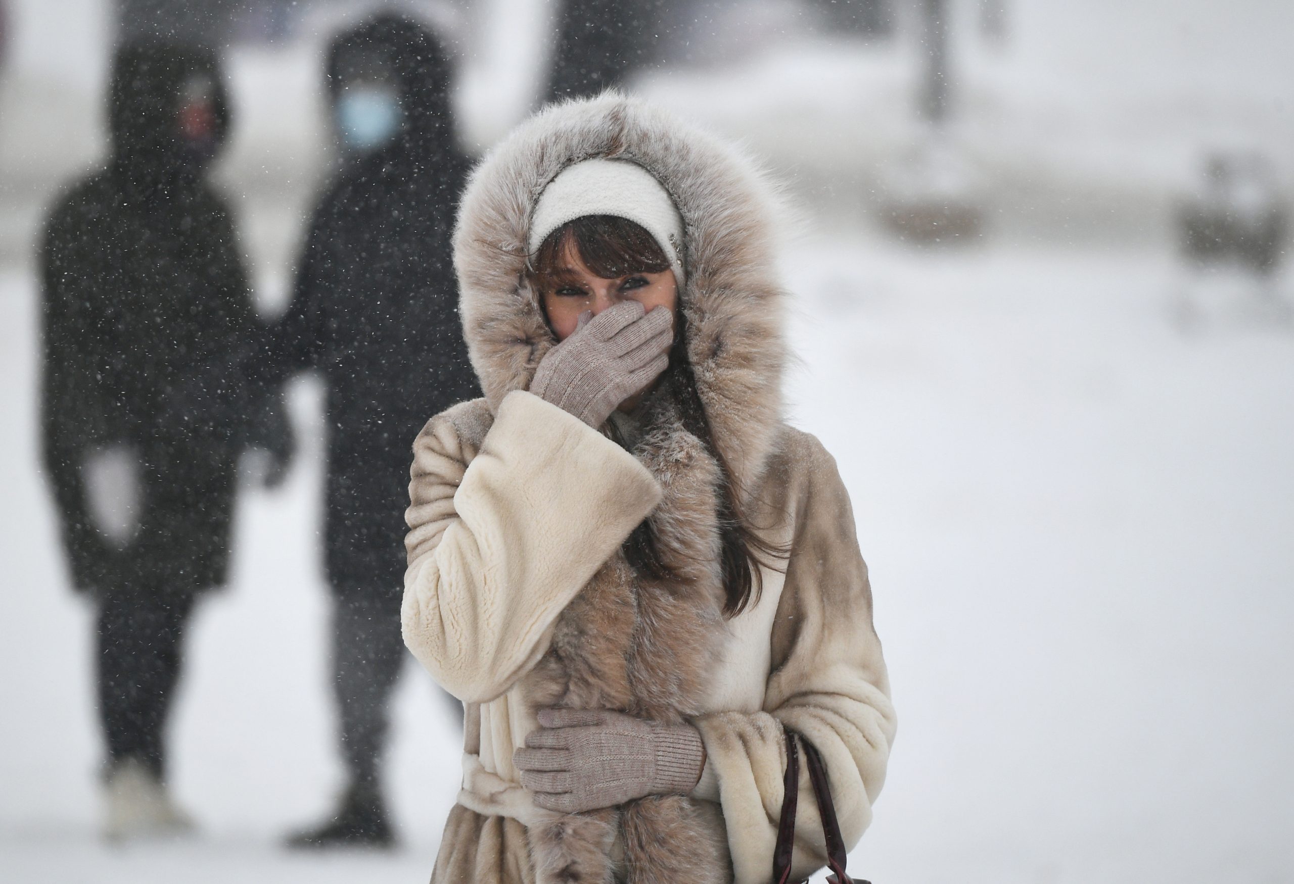 В связи сильных морозов. Зима была холодной. Морозы похолодало. До -20 Мороза. Люди в Москве зимой.