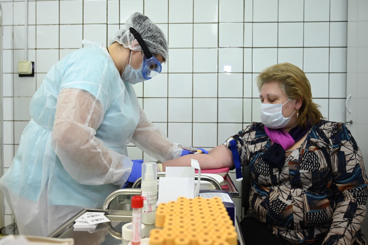 Число зафиксированных случаев коронавируса в России снизилось до 18 тысяч в сутки