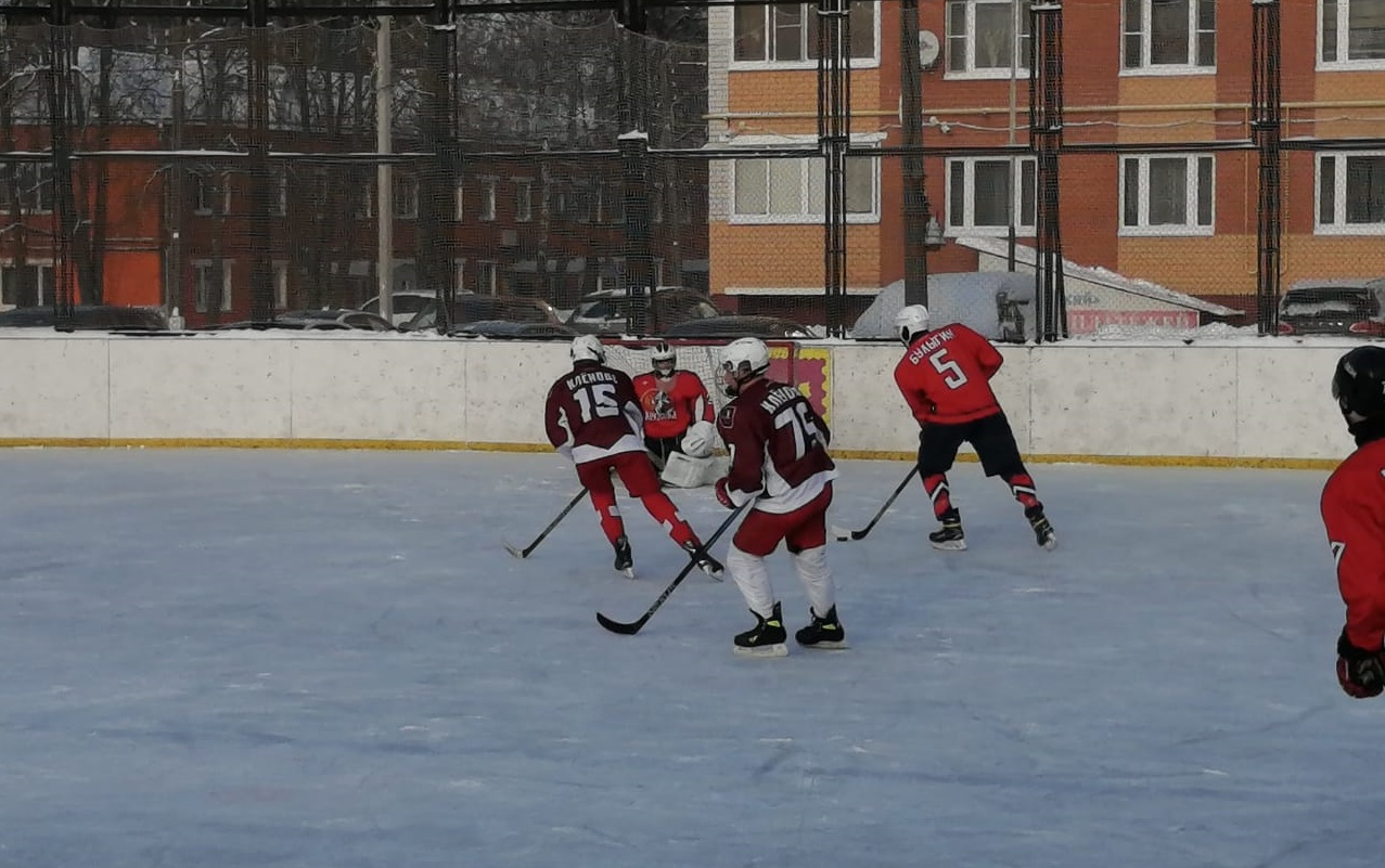 Хоккейный матч между учителями и учениками школы №2073 провели в Кленовском