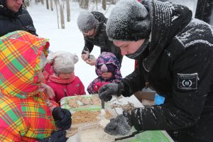 Другие участники пошли кормить птиц. Фото: Владимир Смоляков