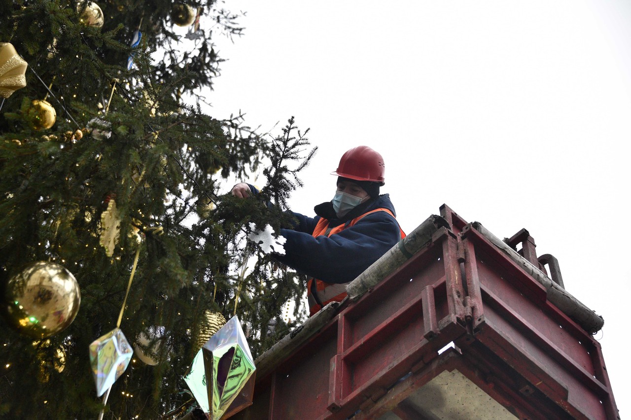 Специалисты приступили к демонтажу новогодних украшений в поселении Вороновское