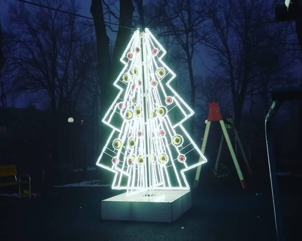 Рабочие начали демонтаж праздничных световых конструкций в поселении Щаповское. Фото предоставили сотрудники администрации