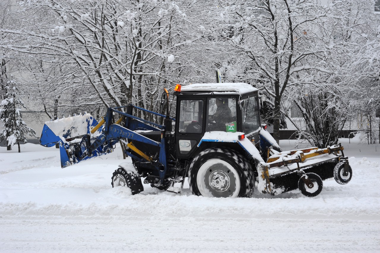Работы по уборке снега продолжили в Вороновском. Фото: Владимир Кожохин, «Вечерняя Москва»