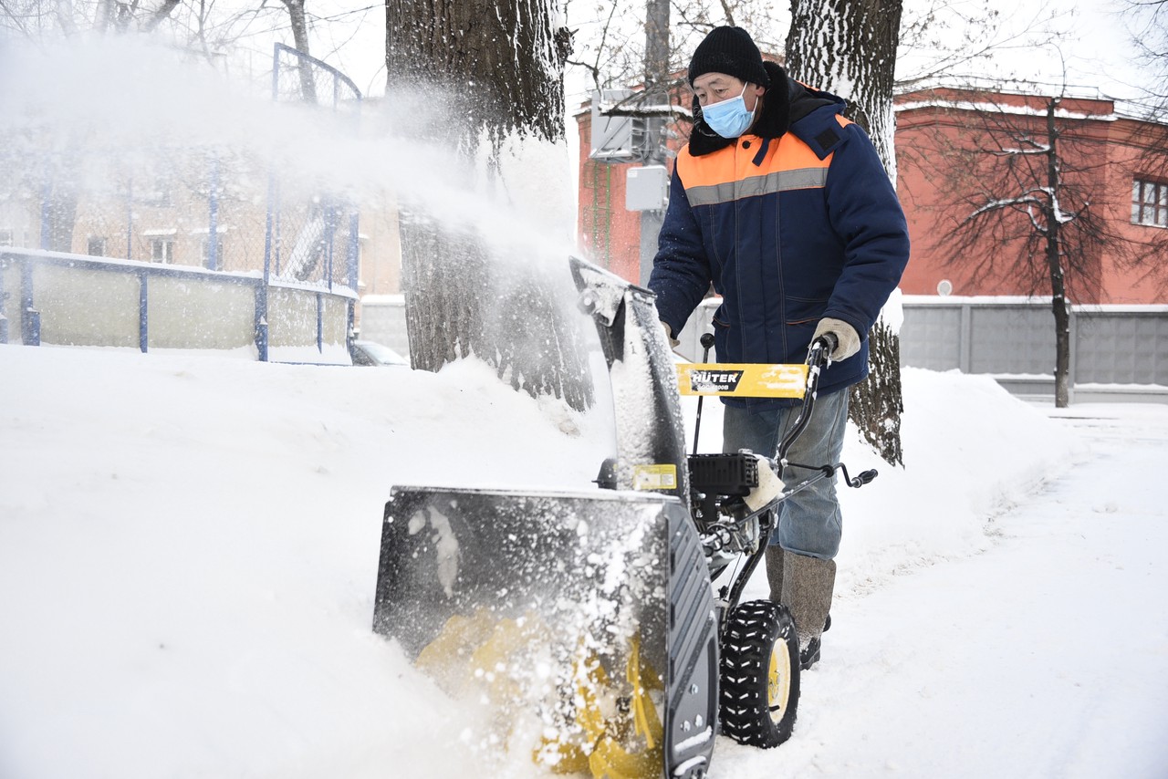 Около 80 тысяч рабочих устраняют последствия снегопада в Москве