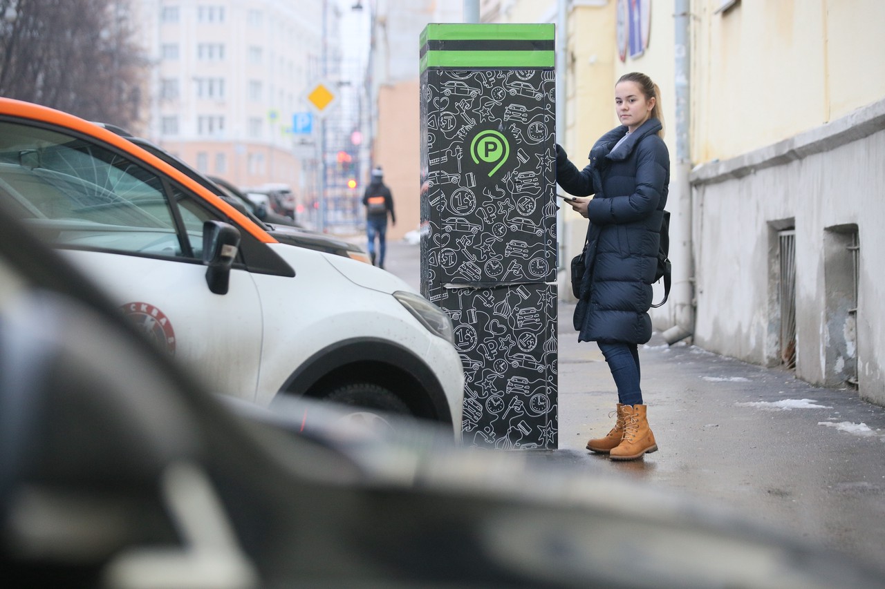 Жители Москвы стали меньше пользоваться платными парковками