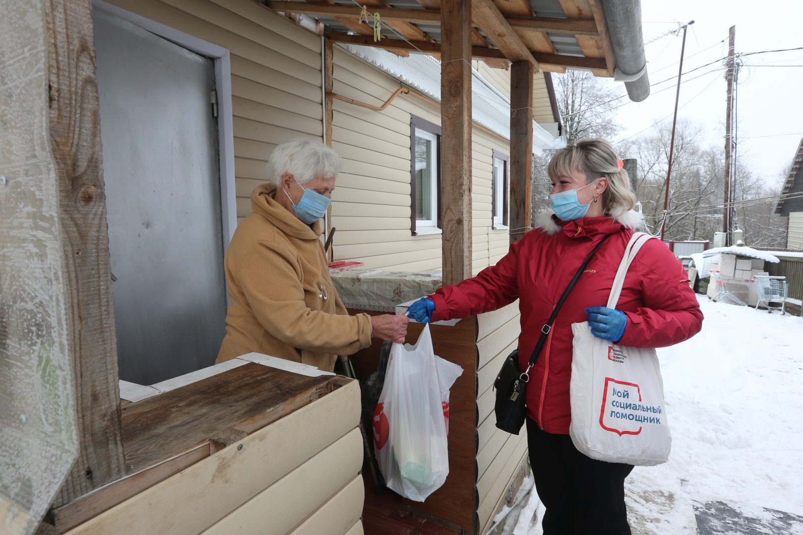 Волонтеры развезли более 1200 упаковок лекарств москвичам на самоизоляции