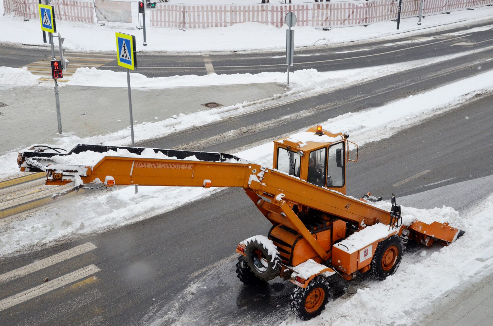 Работники городских служб продолжат убирать снег с улиц Москвы. Фото: Анна Быкова