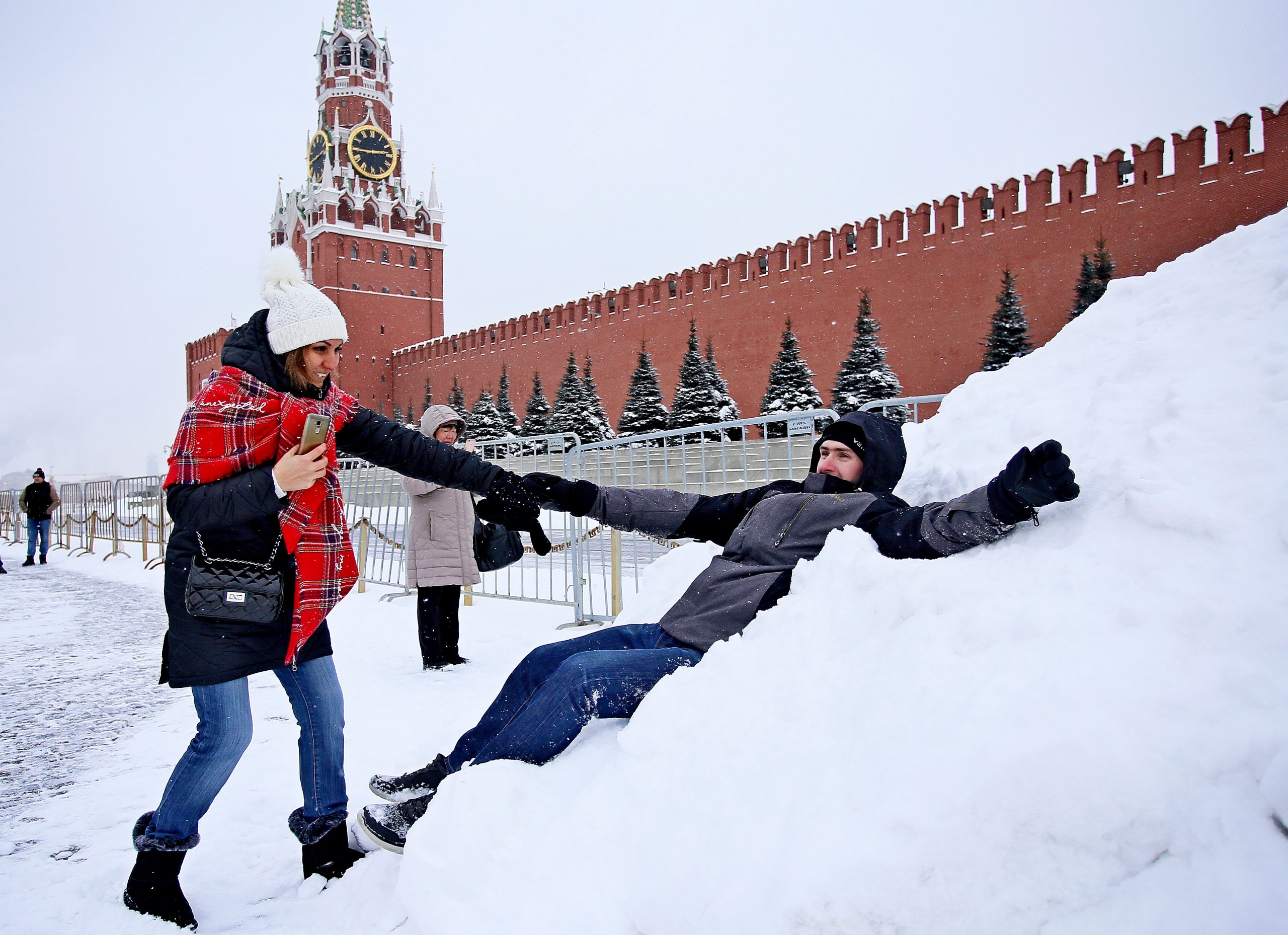 Москвичей напугали снегопадом, гололедом и оттепелью за одни сутки