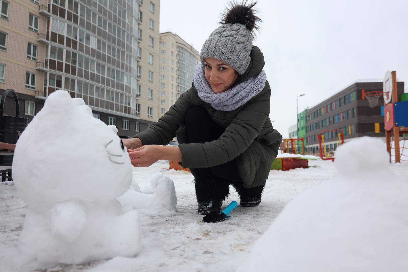 3 февраля 2021 года. Внуковское. Зубайдат Омарова сделала 40 снежных скульптур. Фото: Виктор Хабаров