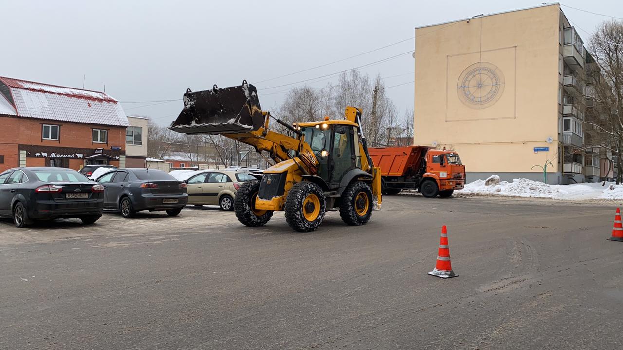 Работы по вывозу снега начали в поселении Кленовское. Фото предоставили сотрудники администрации