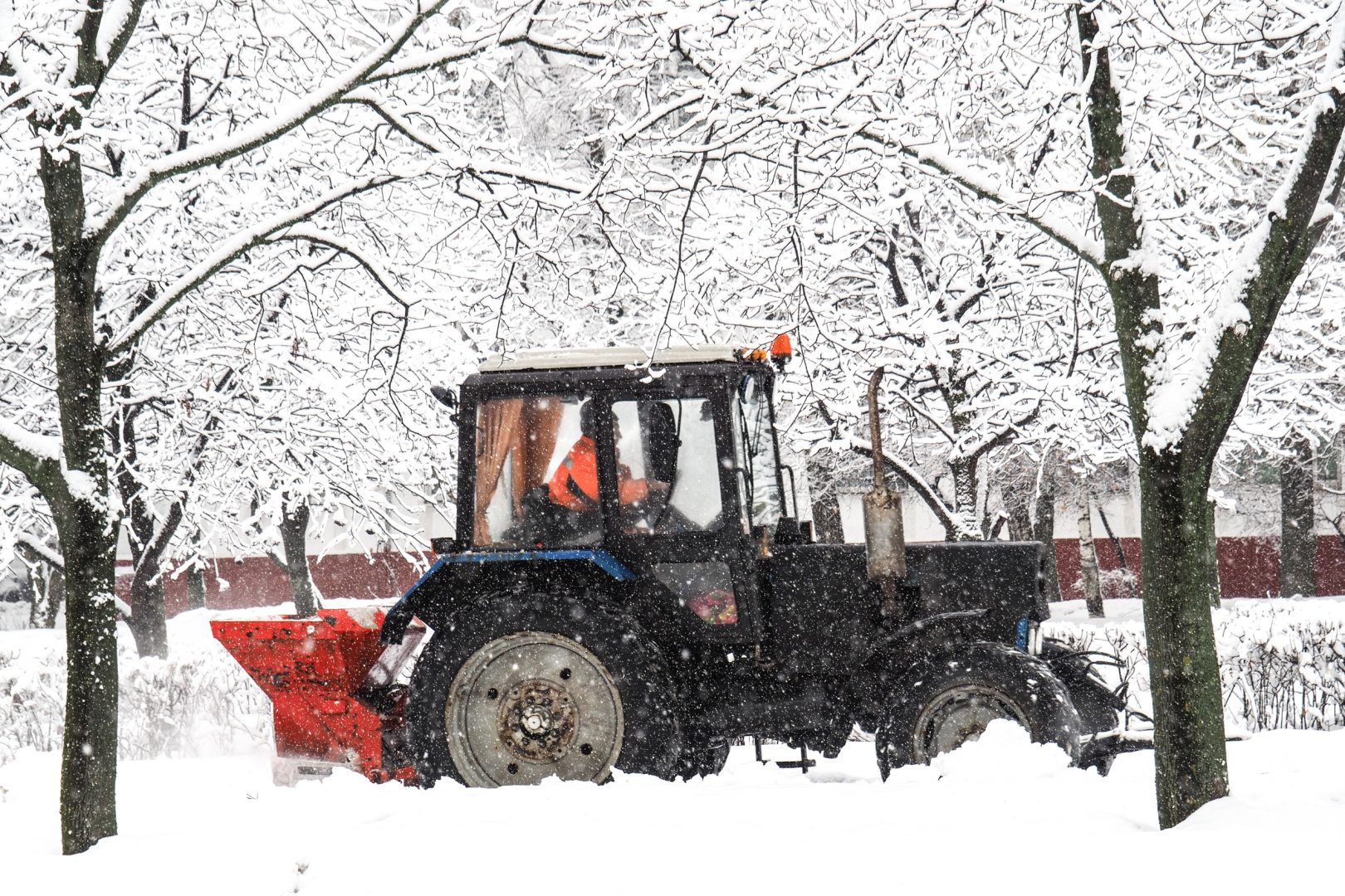 Уборку снега продолжают в поселении Роговское. Фото: Павел Волков, «Вечерняя Москва»