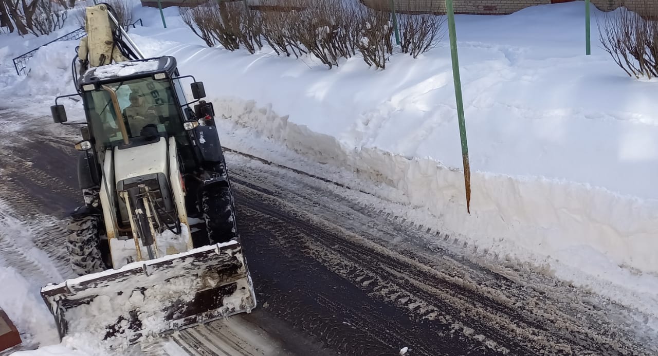 Уборку снега продолжают в поселении Роговское
