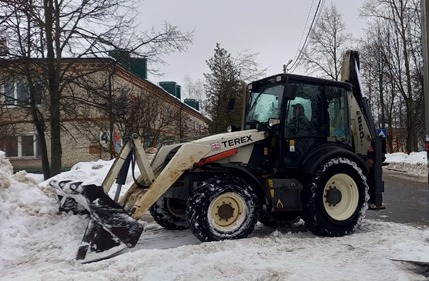 Сотрудники коммунальных служб Роговского приступили к вывозу снега. Фото: предоставили сотрудники администрации