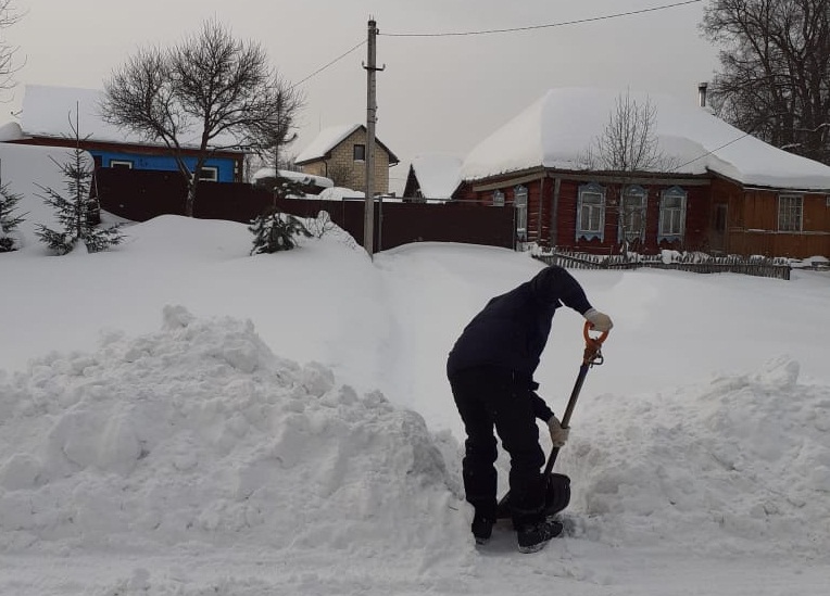 Активисты из поселения Роговское помогли местным жителям в уборке снега. Фото предоставили сотрудники администрации.