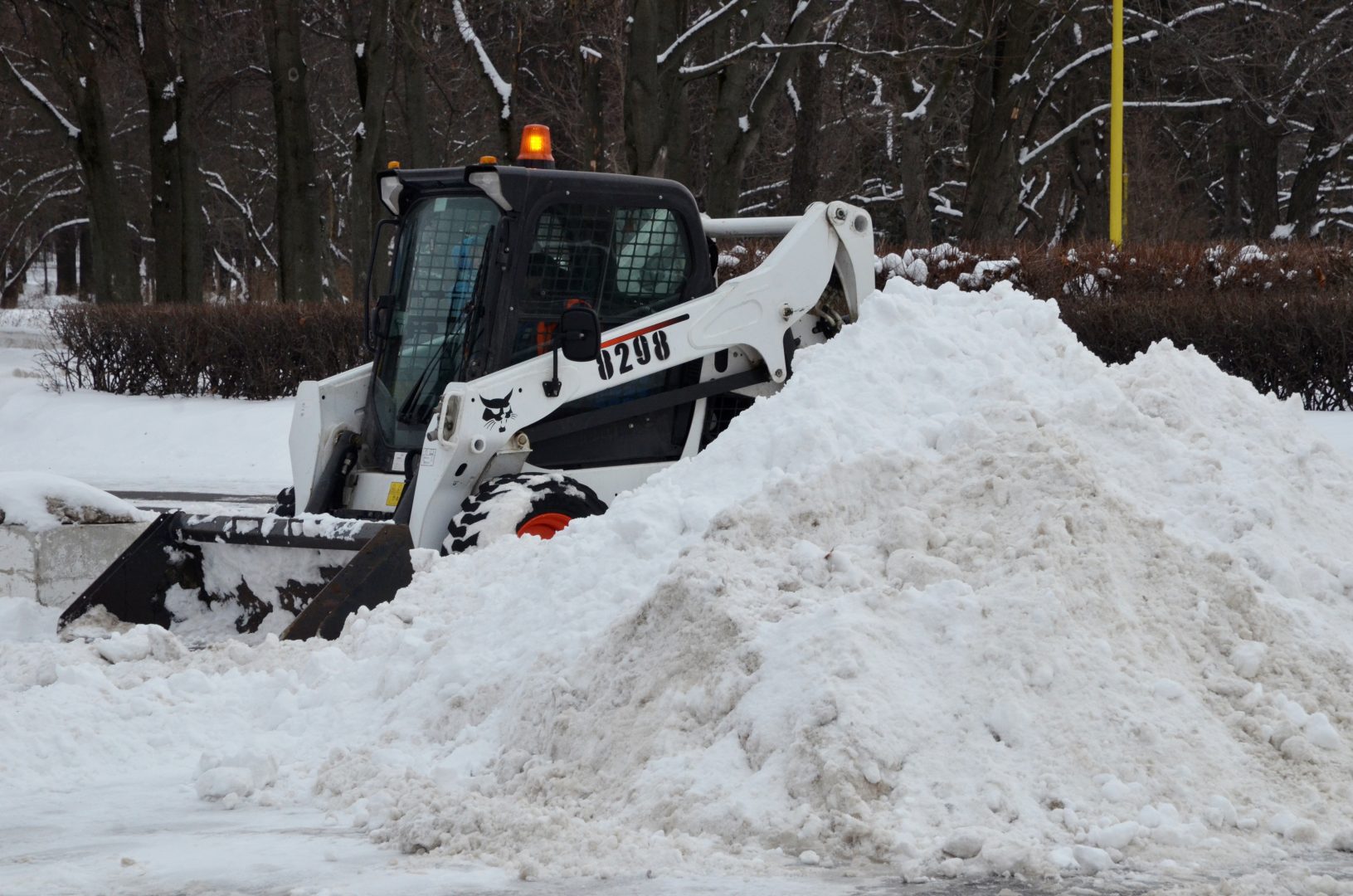 Рабочие продолжили снегоуборочные работы в поселении Щаповское. Фото: Анна Быкова