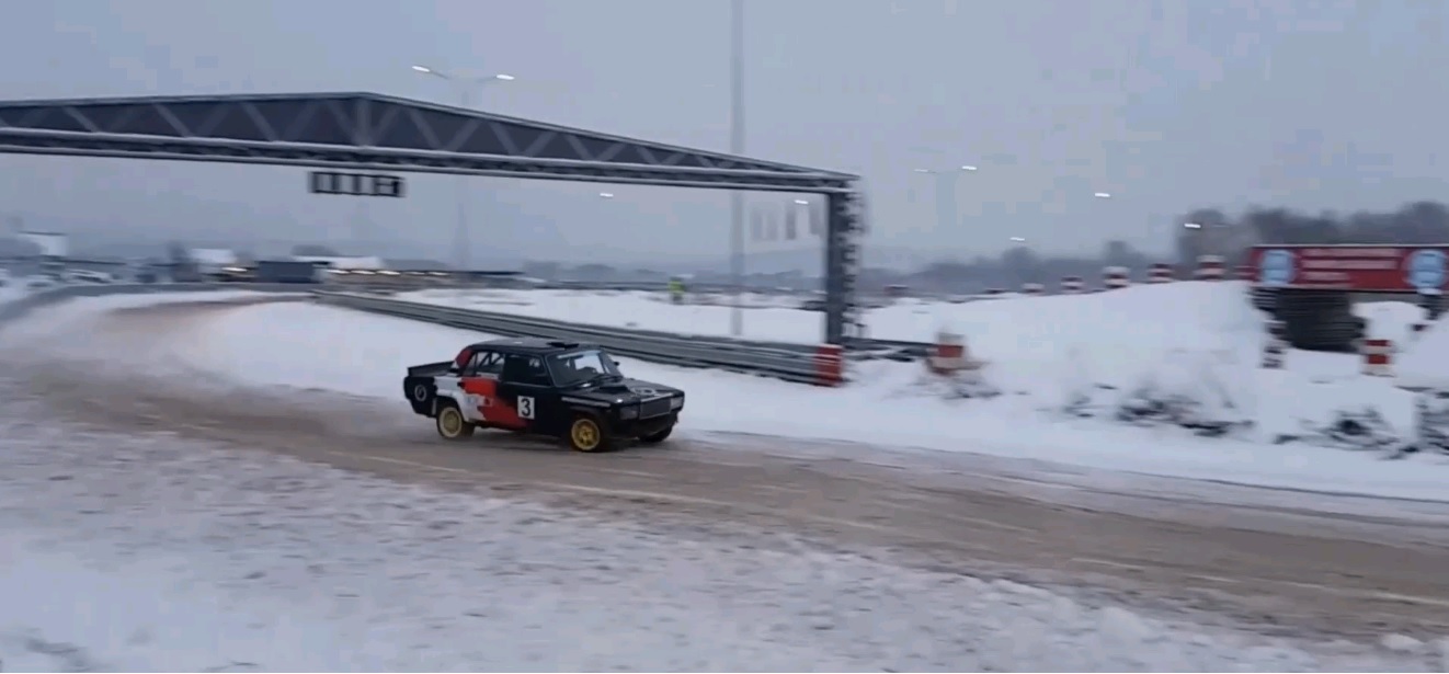 Гонщики из Щаповского устроили парные соревнования на снежной трассе
