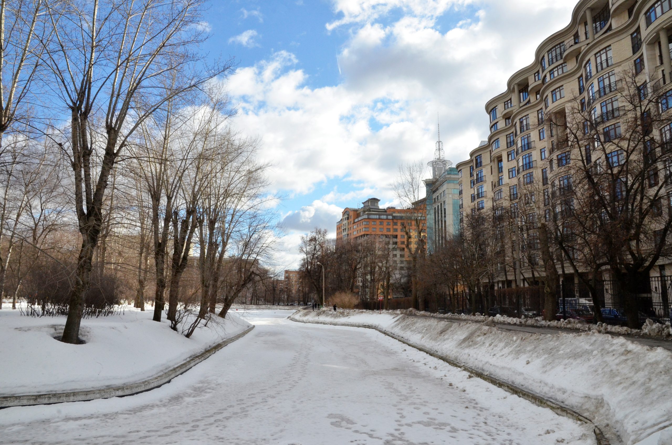 Москвичей предупредили о продолжительной борьбе зимы с весной