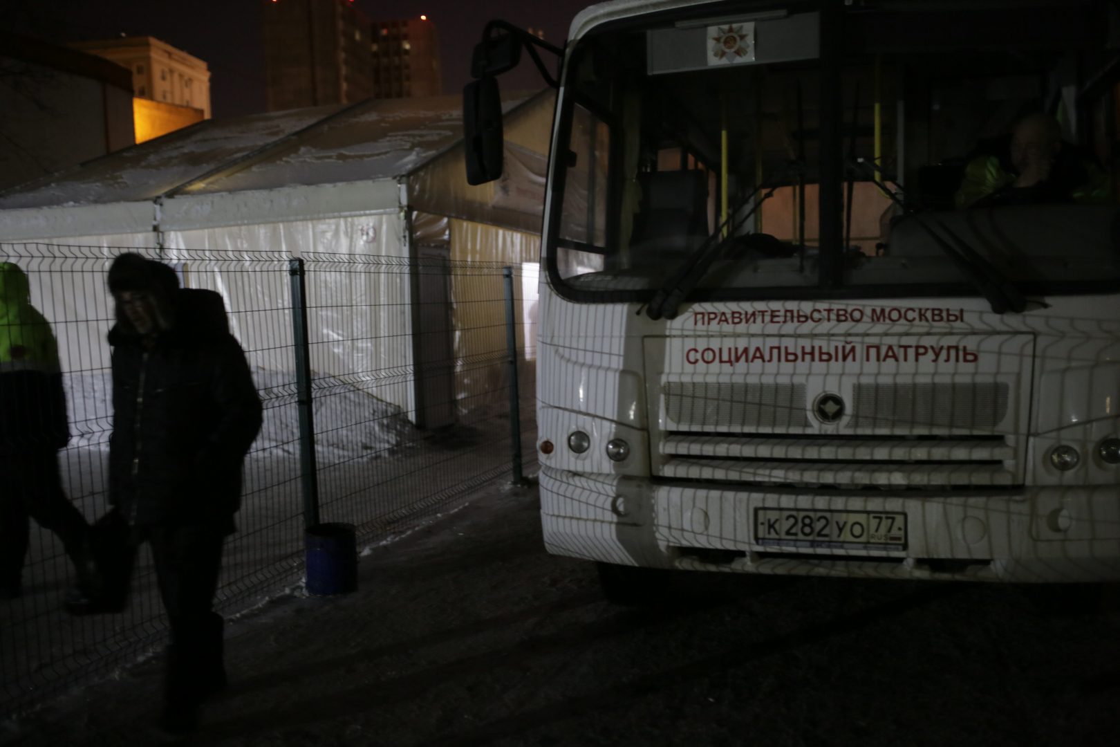 В Москве помочь бездомным людям теперь можно по номеру 112. Фото: Сергей Шахиджанян, «Вечерняя Москва»