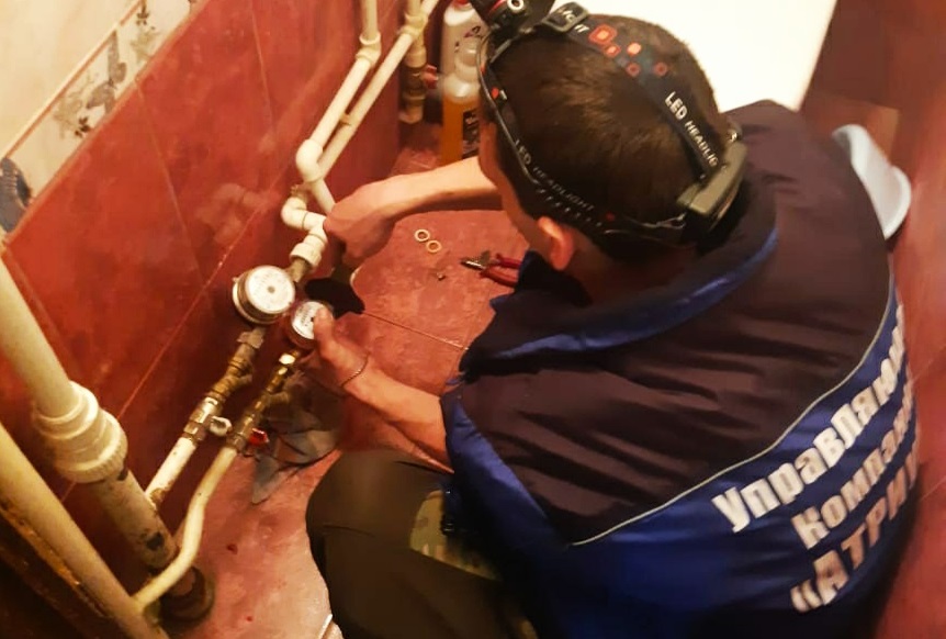 Специалисты приступили к установке индивидуальных приборов учета горячей и холодной воды в жилых домах в Краснопахорском. Фото: предоставили сотрудники администрации