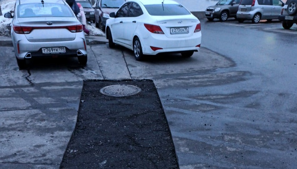 Специалисты из Краснопахорского провели мониторинг состояния асфальтобетонного покрытия на дорогах в поселении. Фото: предоставили сотрудники администрации