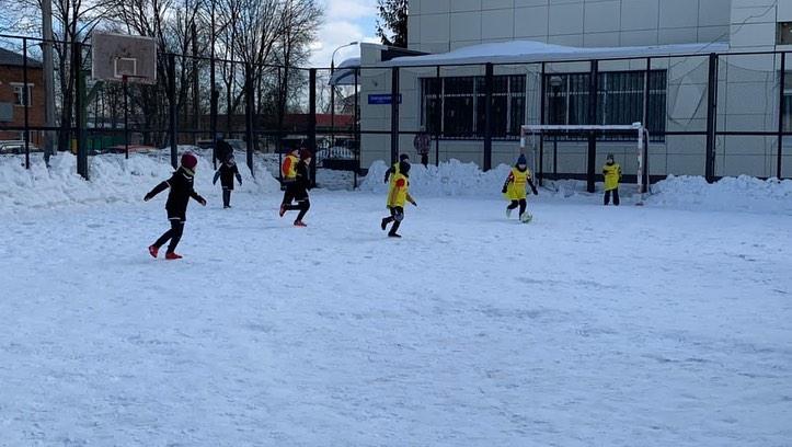 Турнир по мини-футболу на снегу прошел в Краснопахорском. Фото: страница СК «Олимп» в социальных сетях