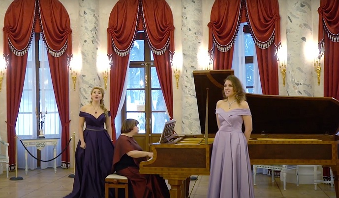 Онлайн-концерт в честь 8 Марта прошел в Рязановском. Фото: Фото скриншот концерта