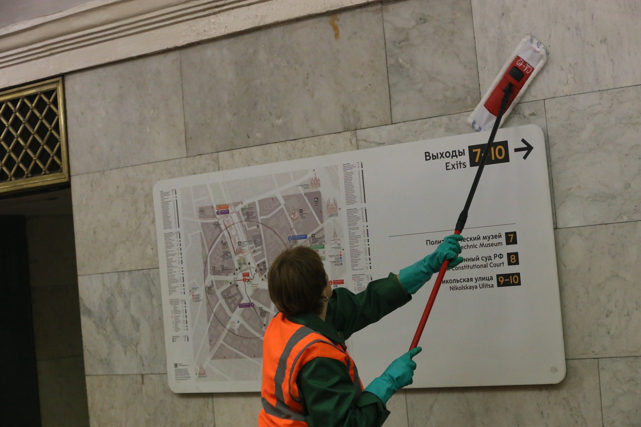 В метро Москвы вымыли более 114 тысяч «квадратов» витражей и окон