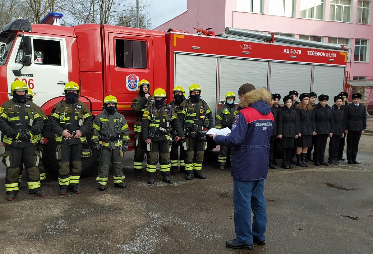 Воспитанники школы №1391 приняли участие в тактических занятиях спасателей