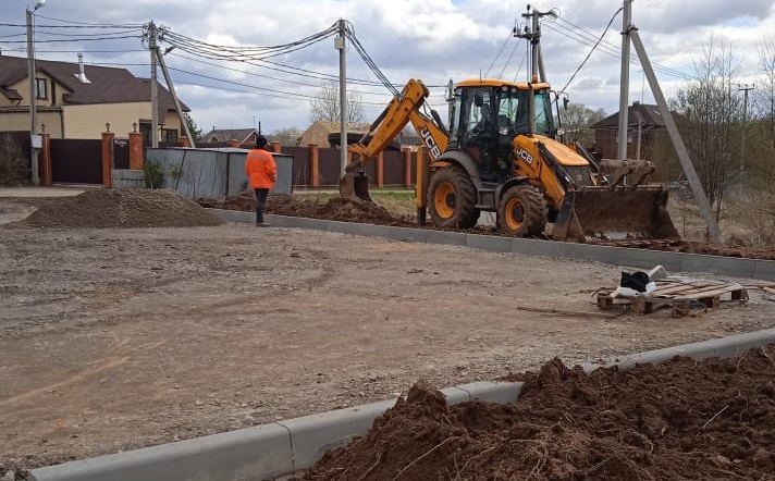 Работы по строительству новой детской площадки продолжаются в Краснопахорском