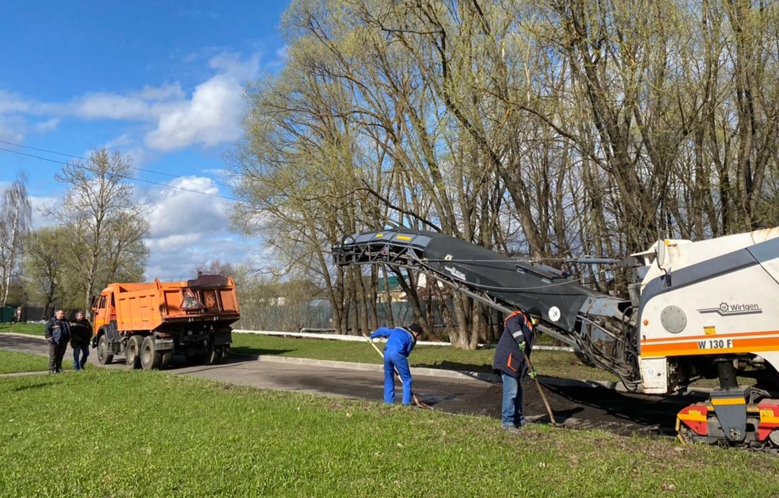 Специалисты приступили к ремонту дорог в Кленовском. Фото предоставили сотрудники администрации Кленовское