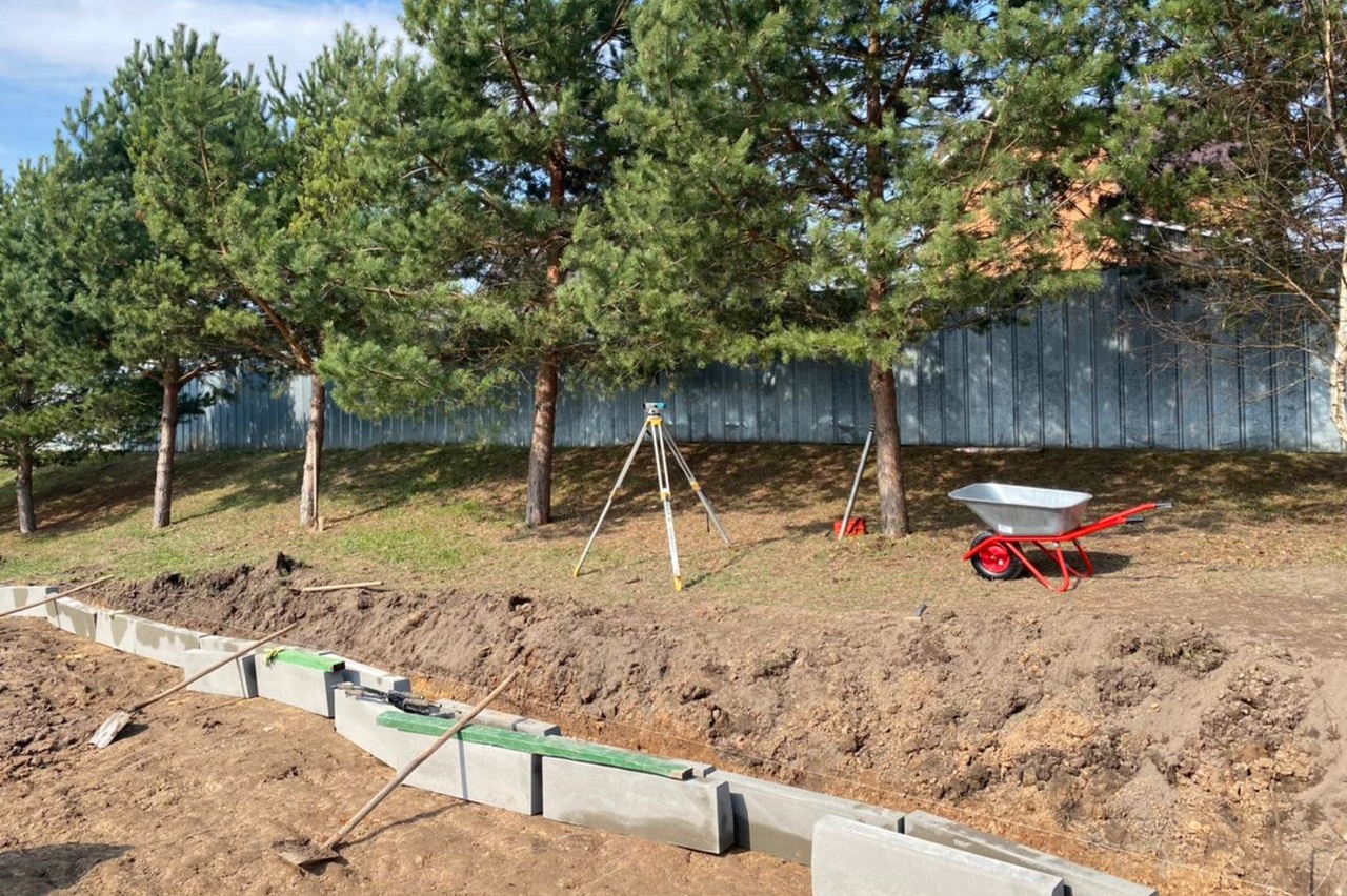 Работы по строительству спортивной площадки стартовали в Кленовском