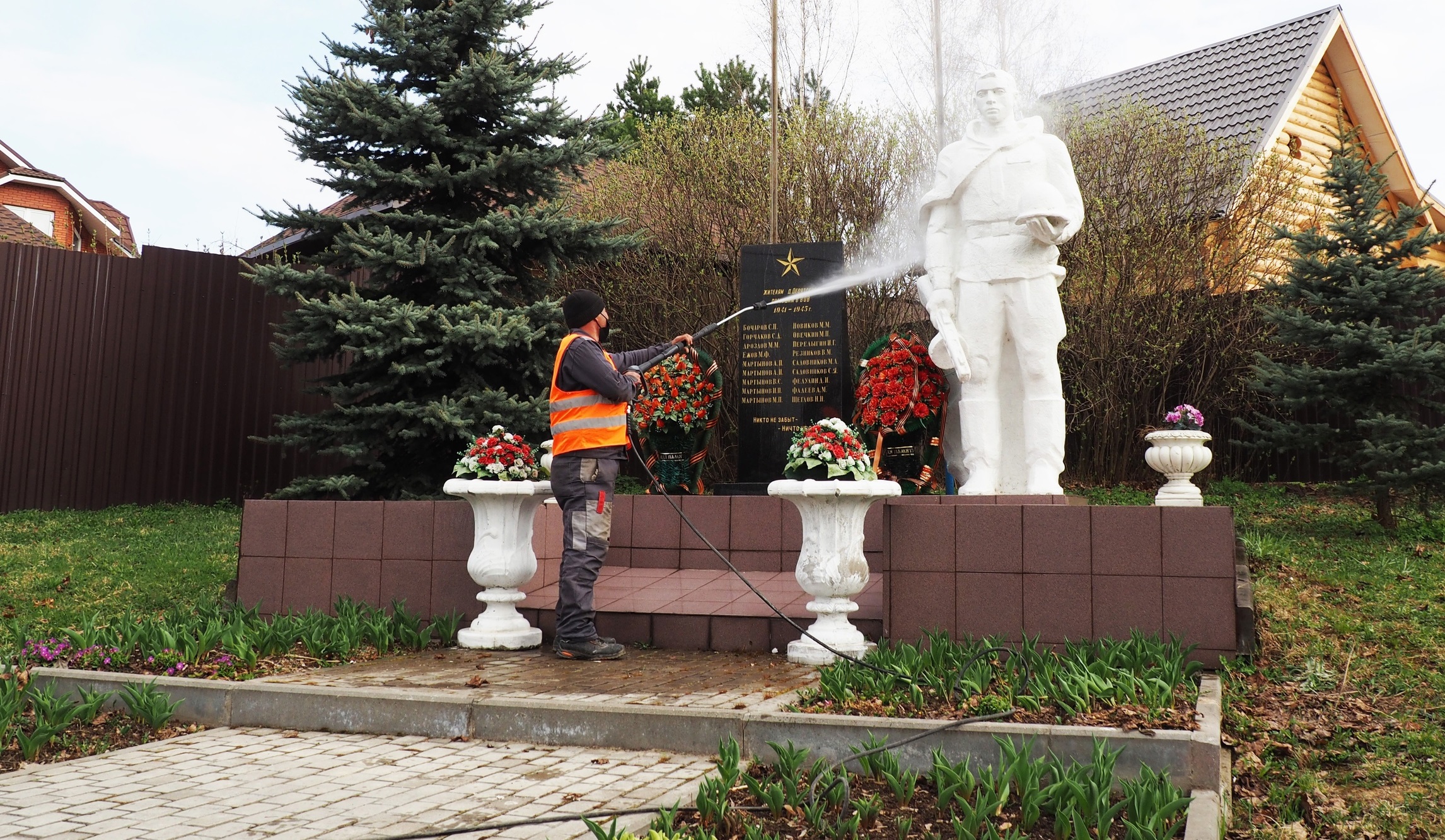 Специалисты приступили к промывке памятников героям Великой Отечественной войны в Рязановском