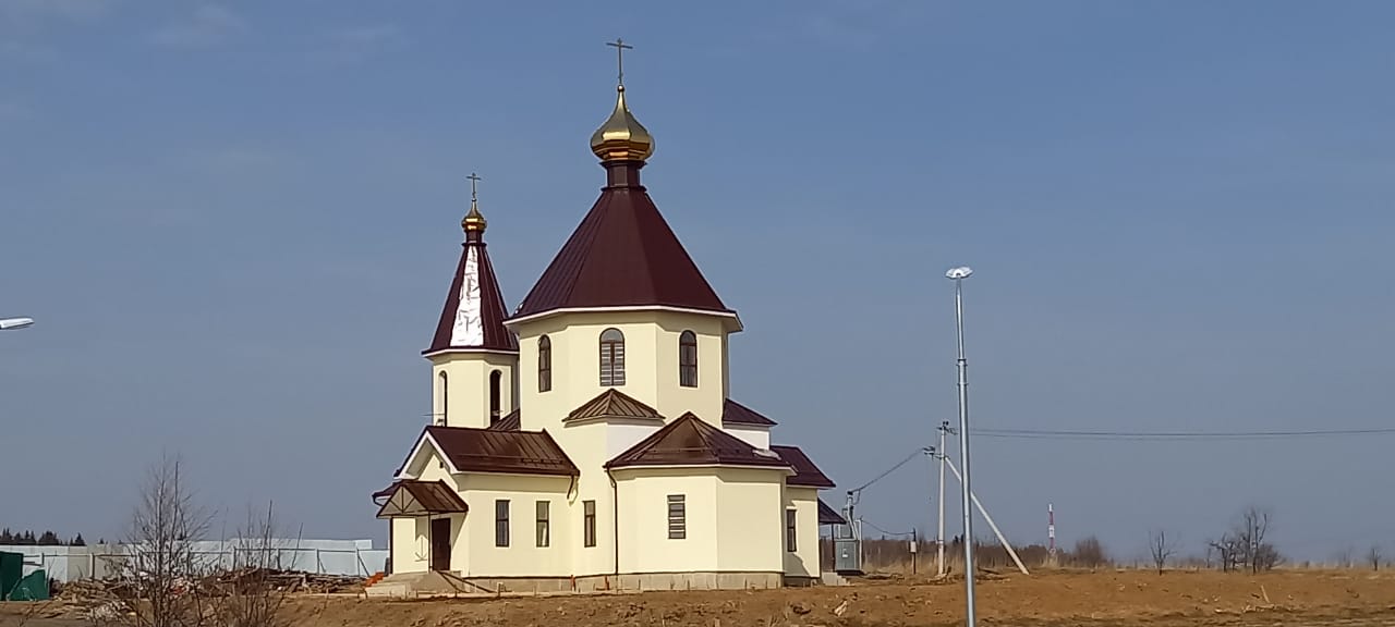 Специалисты приступили к благоустройству на территории храма в Роговском