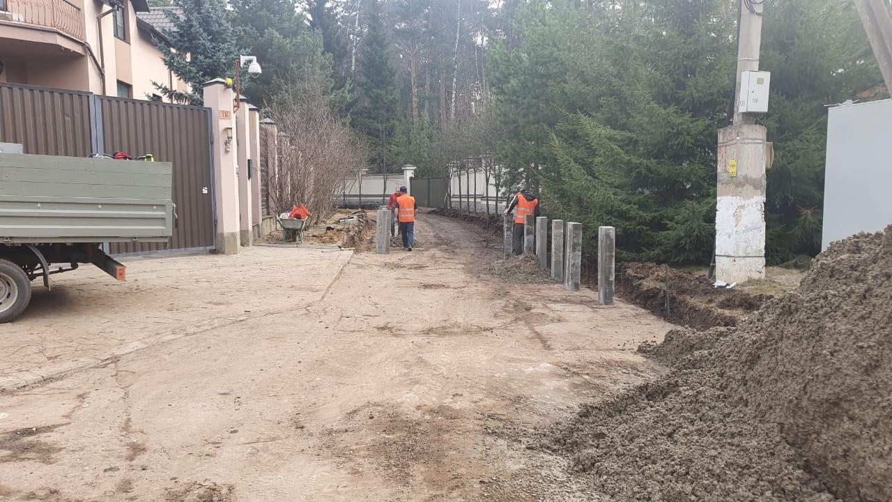 Сотрудники подрядной организации проводят ремонт дороги в поселении Воскресенское