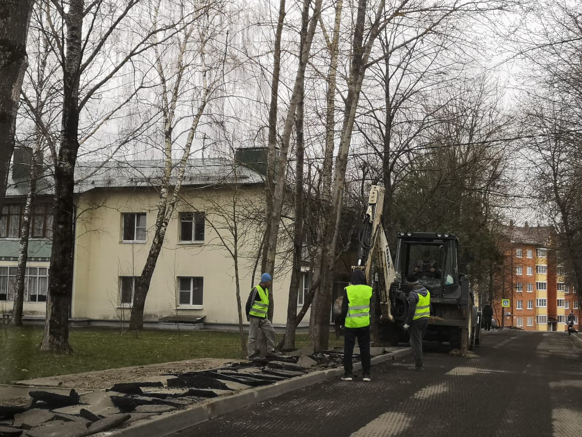 Специалисты приступили к ремонту тротуаров в Роговском