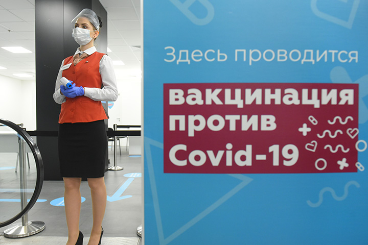 Власти Москвы и бизнес объявили о запуске акции для вакцинировавшихся пожилых людей