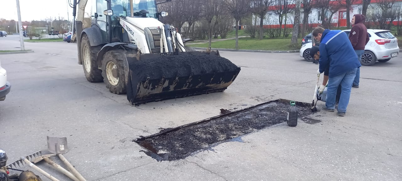Специалисты завершили ямочный ремонт дороги в Роговском