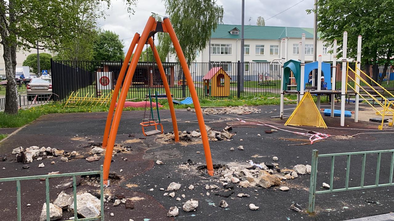 Специалисты приступили к благоустройству детско-спортивной площадки в селе Кленово