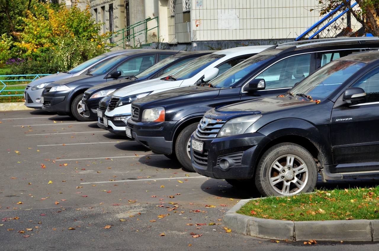 Новые парковки для резидентов обустроят в 12 районах Москвы в этом году
