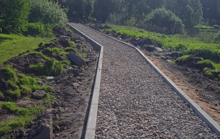 Специалисты приступили к укладке бордюров для будущей пешеходной зоны у реки Жилетовка в Краснопахорском