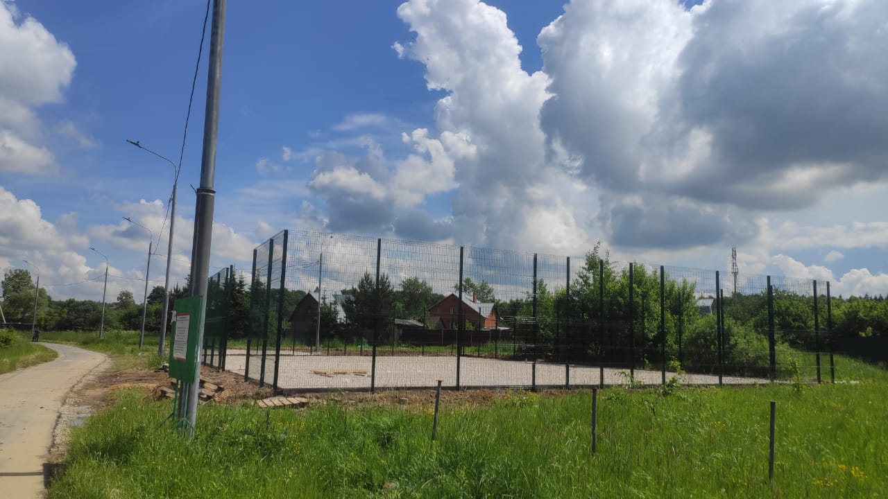 Детскую и спортивную площадки начали благоустраивать в деревне Лукошкино