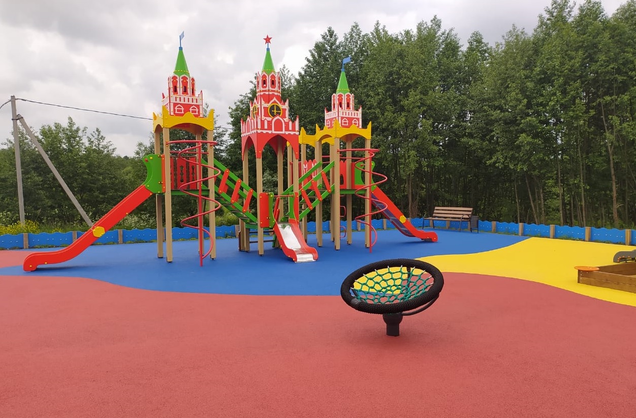 Укладку резинового покрытия на детских площадках завершили в Краснопахорском