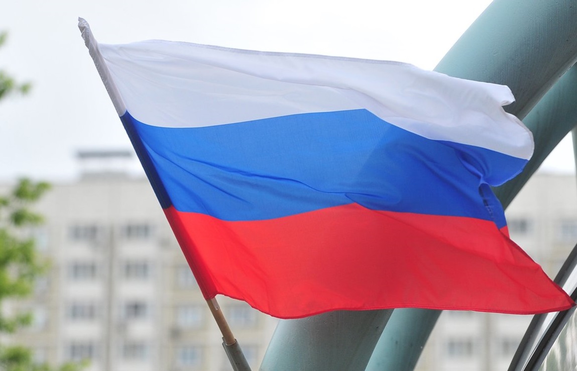 Праздничные плакаты и флаги разместили в столице ко Дню России
