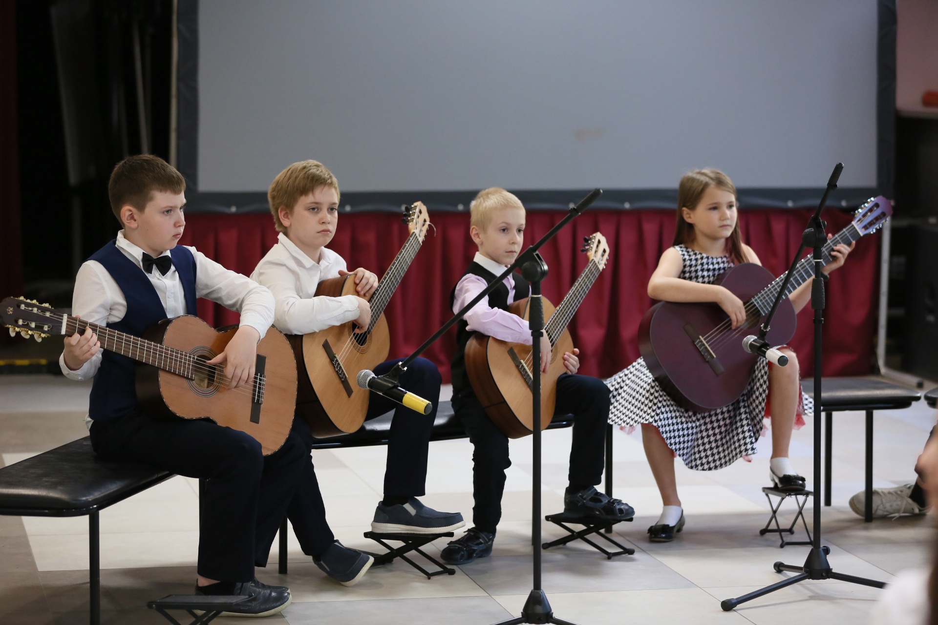 Отчетный концерт ансамбля гитаристов организовали сотрудники Дома культуры «Коммунарка» в Сосенском