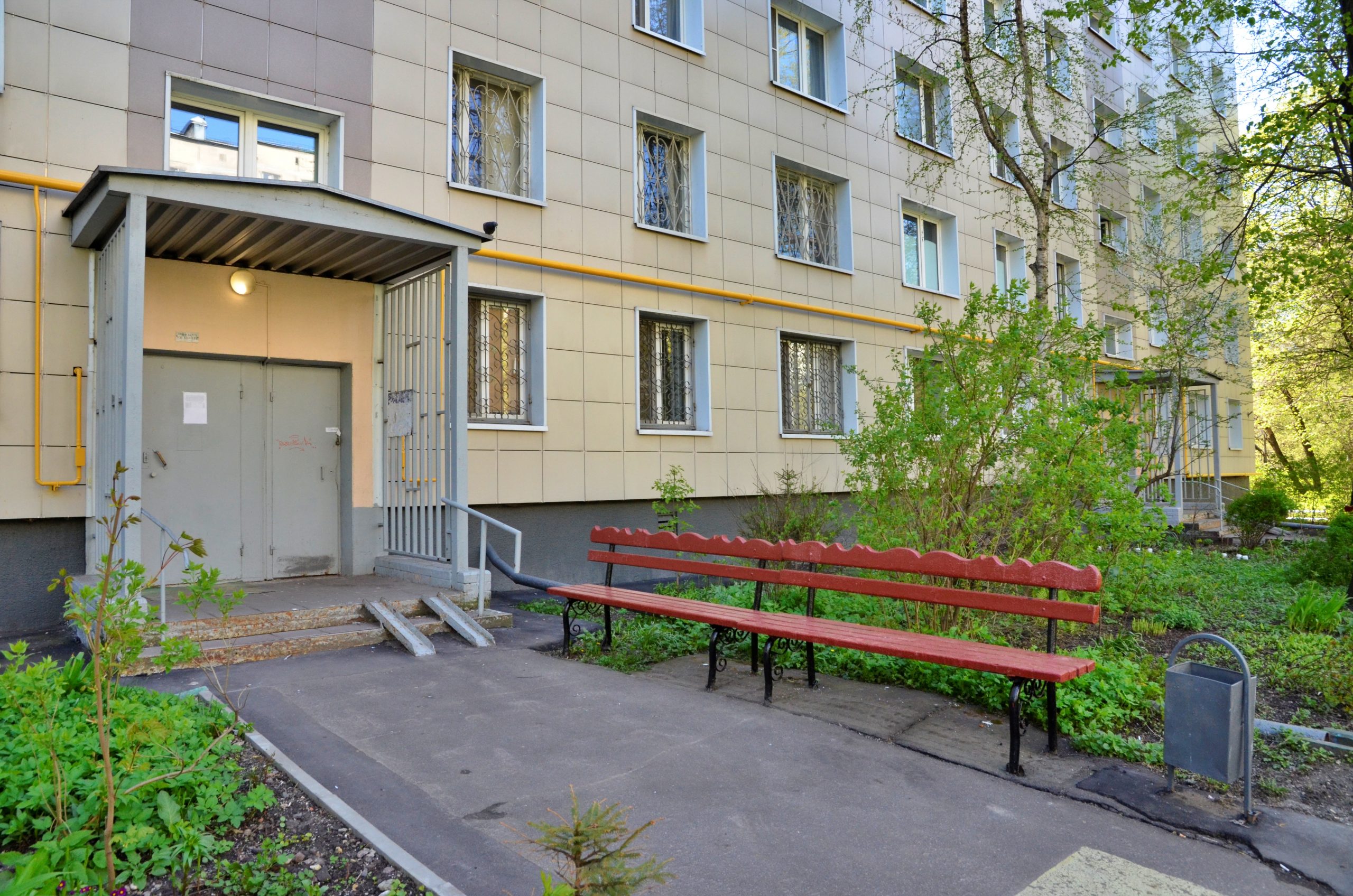 Замена окон в подъездах жилых домов началась в поселении Кленовское